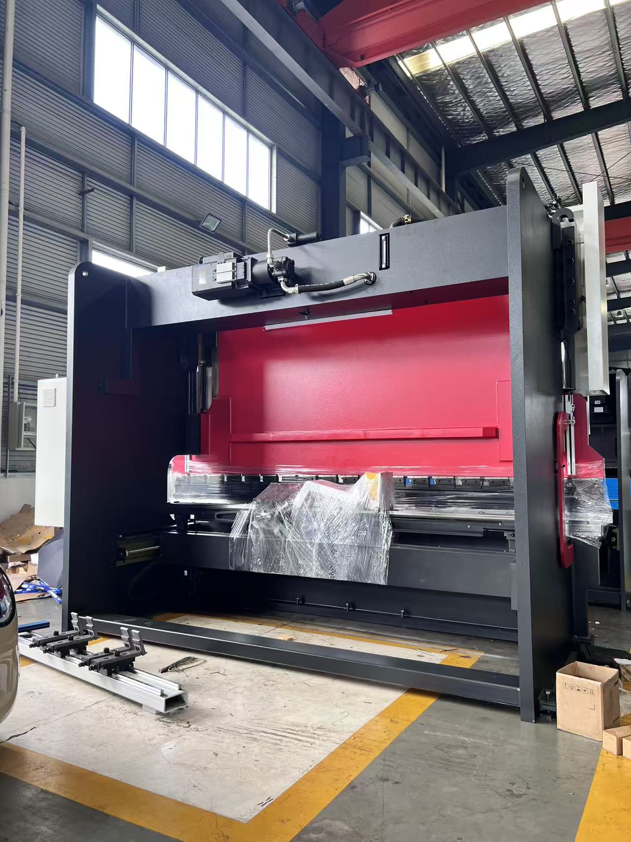 ZTGAOKE heightened CNC press brake - enlarged daylight and ram stroke