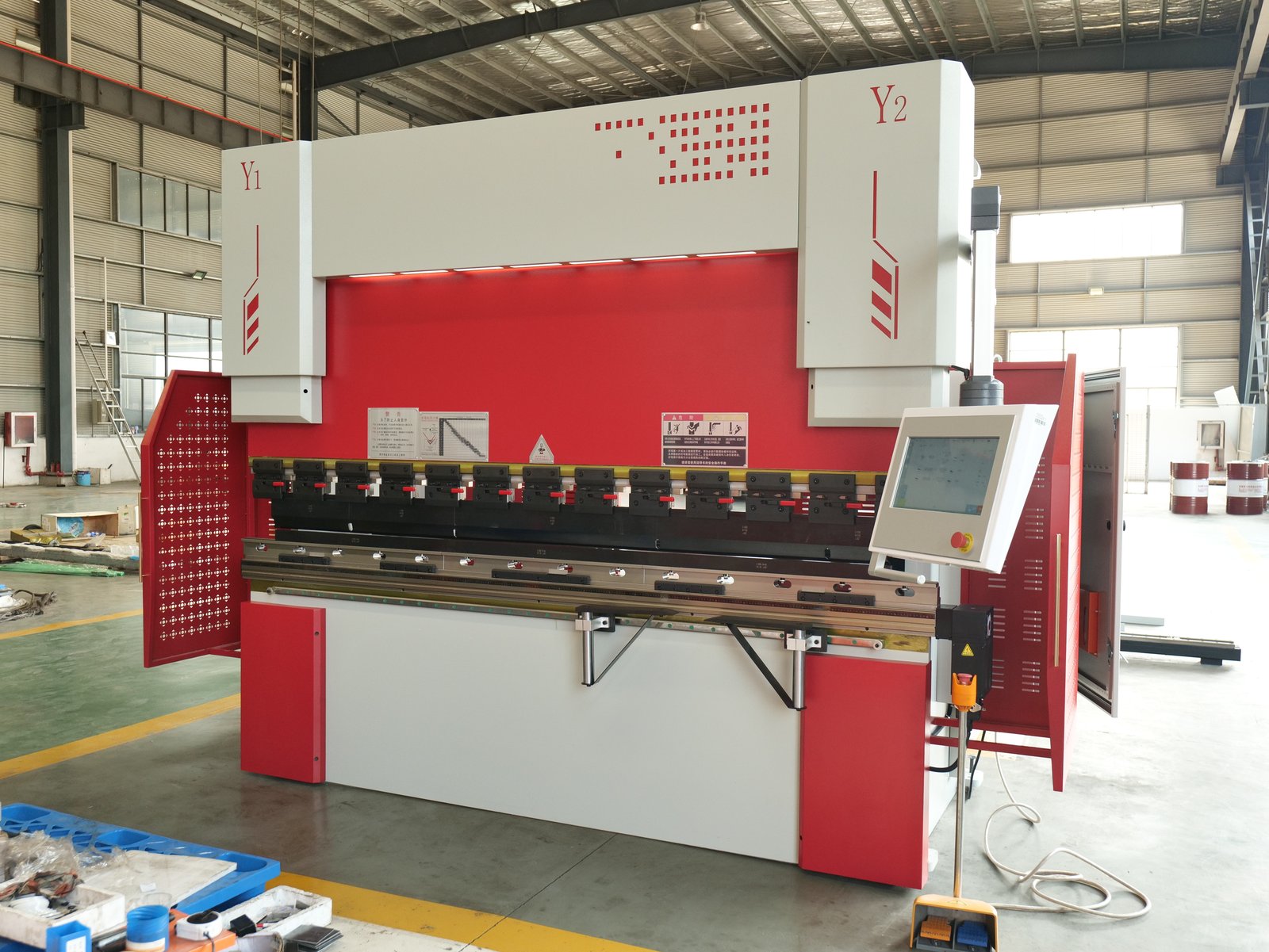 Custom CNC press brake 100T 2800 with touchscreen controller, Y1 Y2 cylinders and tool clamps