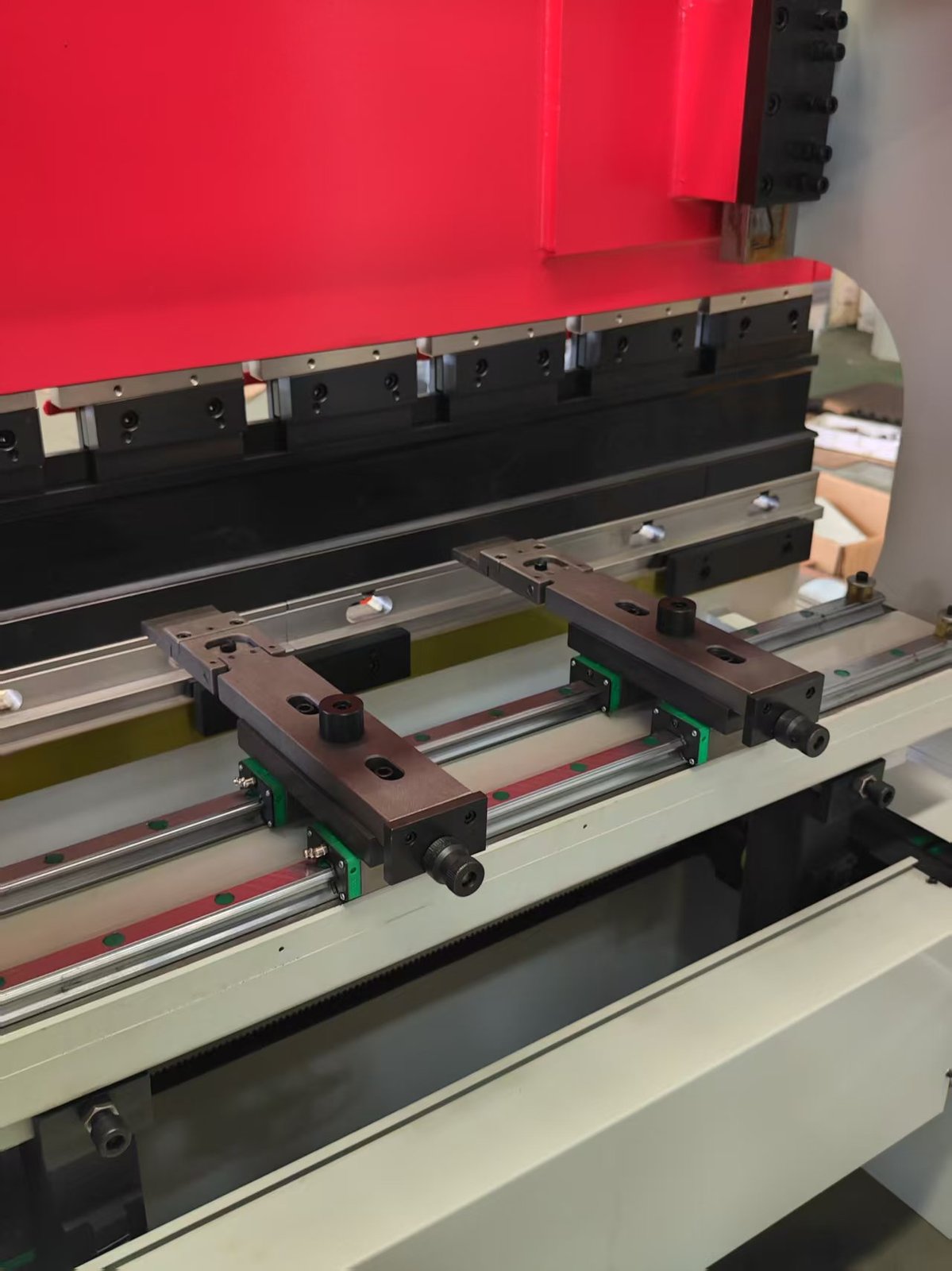 Linear-guide back gauge with stopper fingers and segmented tempered tooling on the 50T/1600 DAC66T press brake