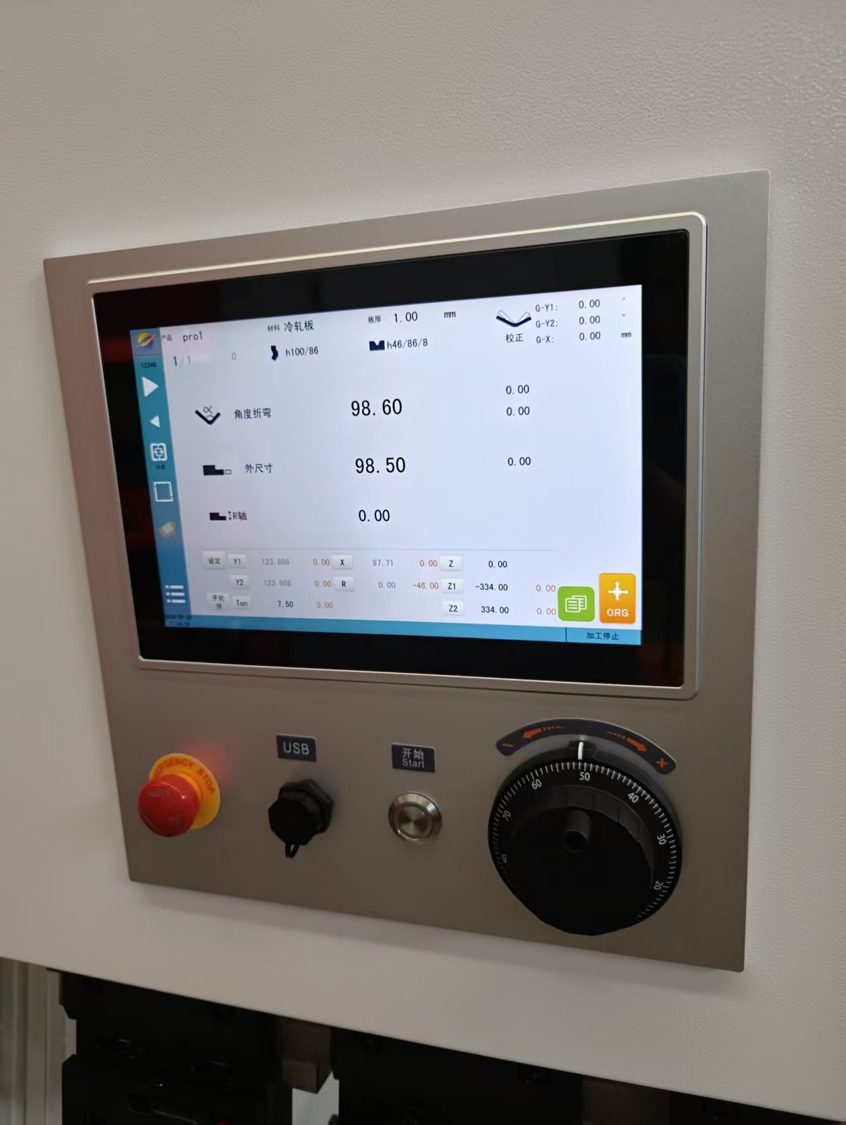Touchscreen CNC control of a compact ZTGAOKE press brake showing a bending angle of 98.60 degrees and an outside dimension of 98.50 mm, with emergency stop, USB port, start button and manual handwheel below the screen