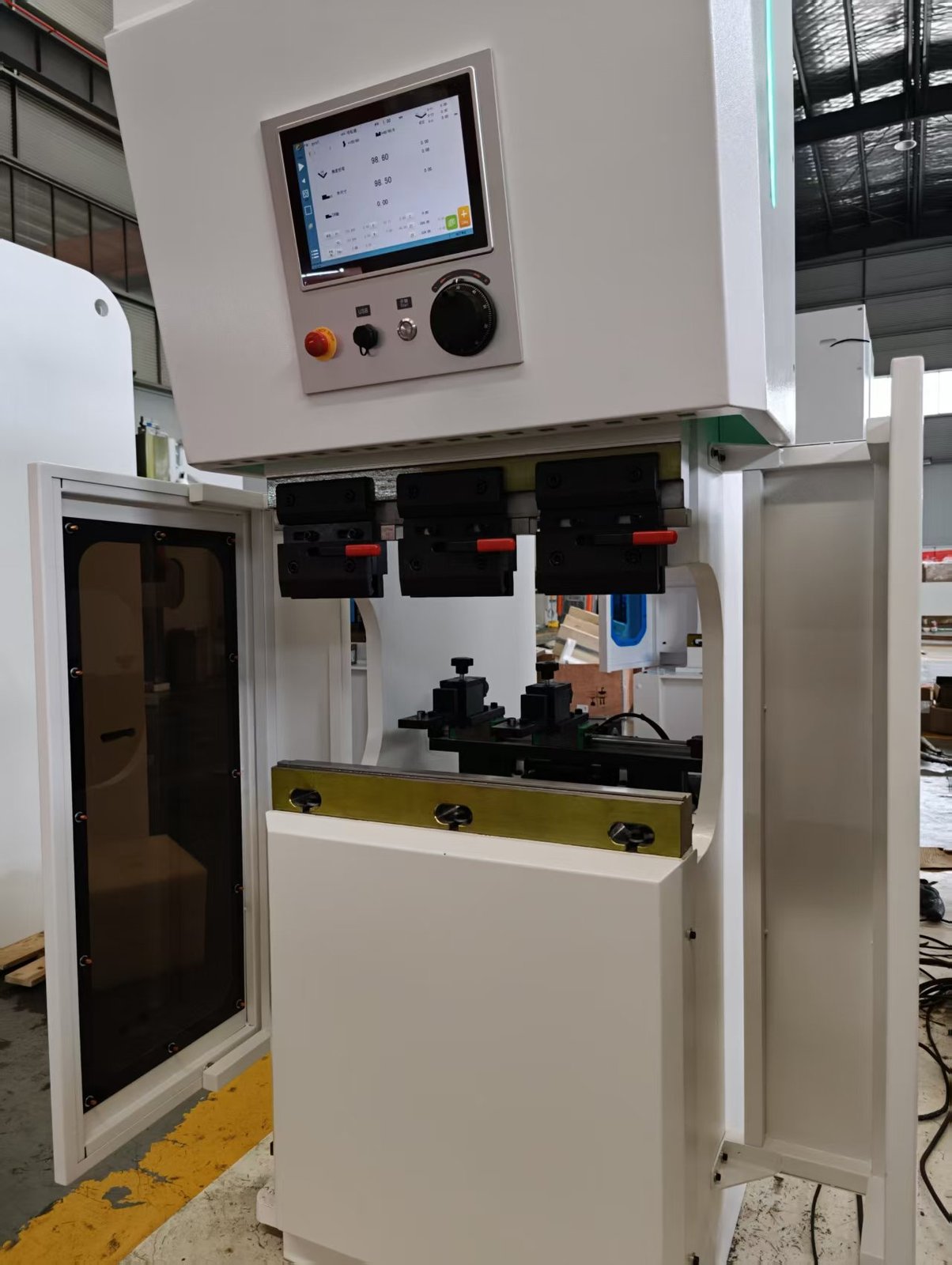 Compact small-tonnage CNC press brake in the ZTGAOKE workshop with three-segment upper tooling and red-handled quick clamps, adjustable lower die, rear gauges and an overhead control housing